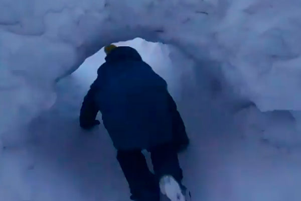 В Норильске школьники прорыли тоннель сквозь сугроб, чтобы быстрее приходить на уроки