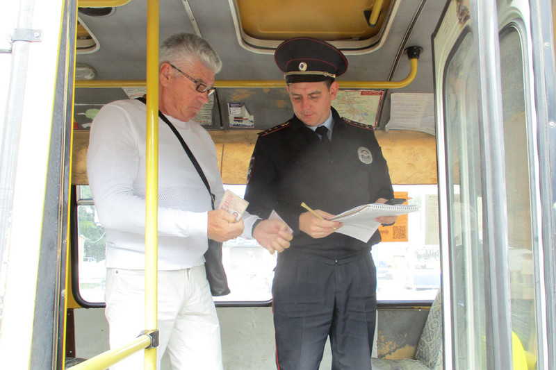 В Каменске инспекторы ГИБДД начали проверять автобусы и тех, кто их водит, когда вас возит. За два часа выявили сразу шесть нарушений!