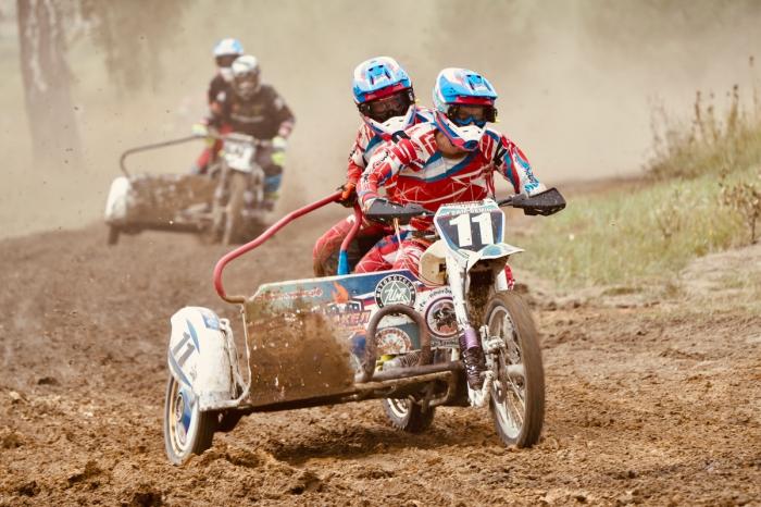 Жар, дождь и грязь: свердловские мотогонщики взяли медали Чемпионата России | Свердловские мотогонщики завоевали медали Чемпионата России по мотокроссу с колясками