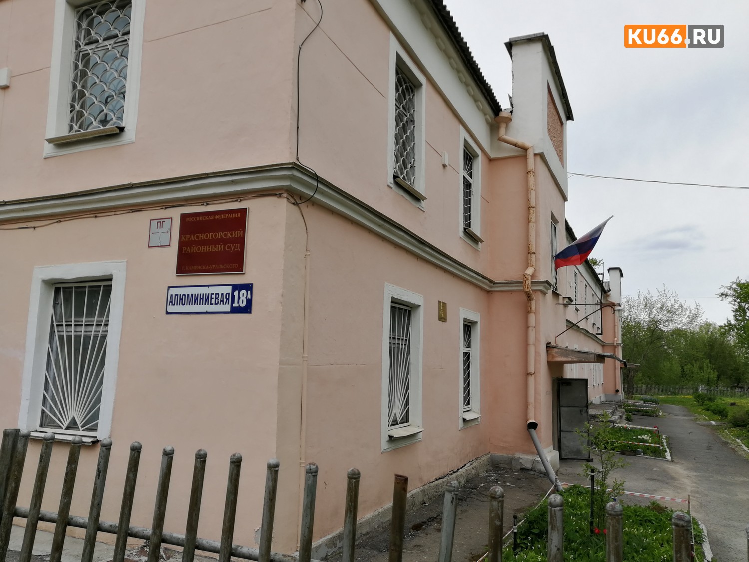 Как в фильме: мужчина подшофе открыл своими ключами чужую квартиру в Каменске, но не уснул. Забрал деньги и гаджеты. И теперь уголовник...