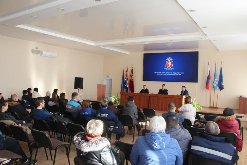 Полицейские рассказали каменским рабочим о профилактике мошенничества Полицейские рассказали каменским рабочим о профилактике мошенничества