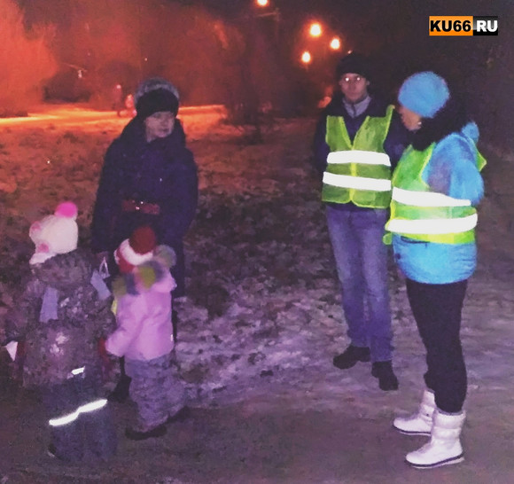 В Каменске-Уральском активные родители вновь дежурили на входе в детсад: безответственным грозили пальцем и раздавали памятки встречным