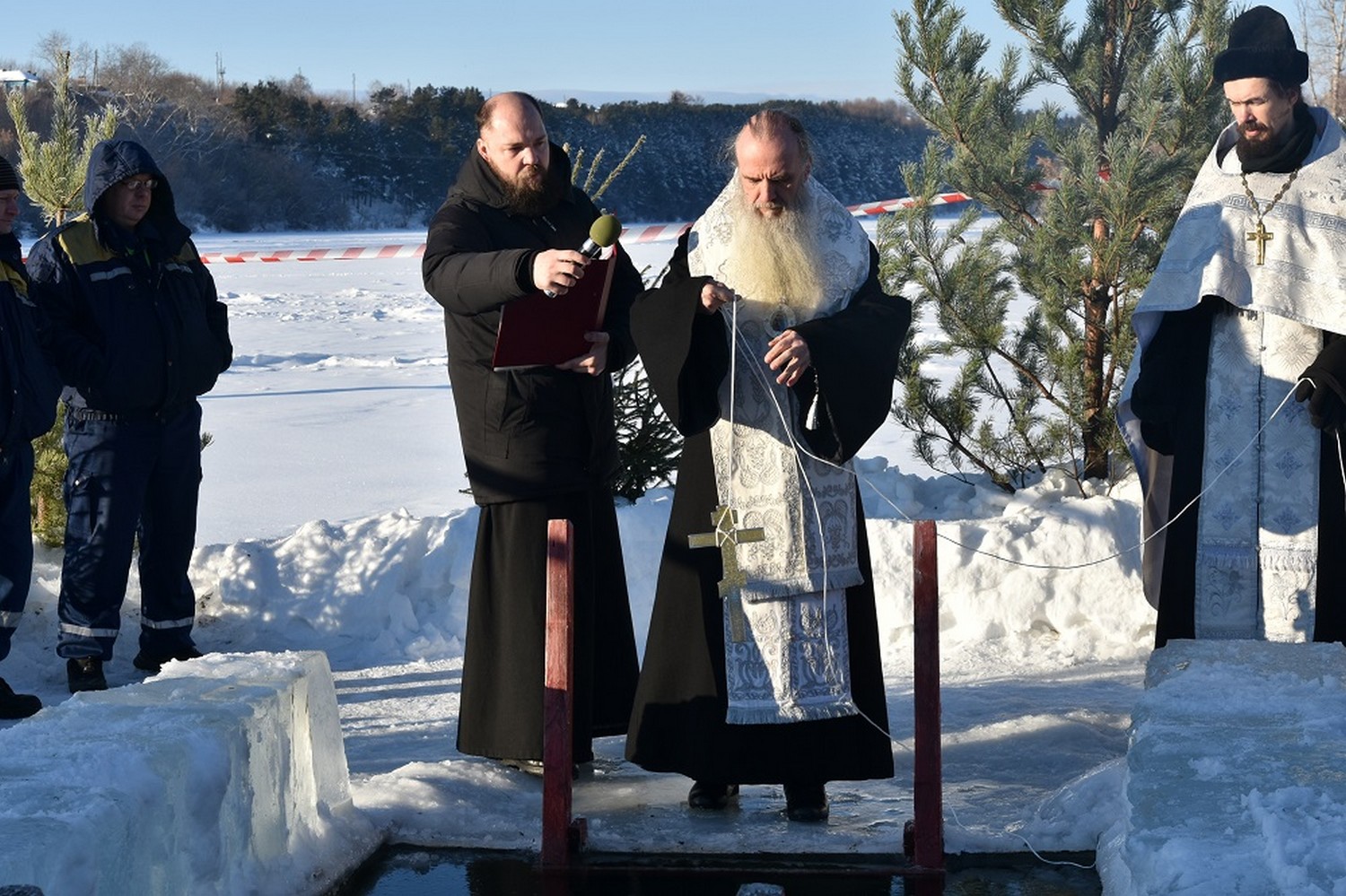 Как это было: с утра епископ Мефодий освятил воду на плотине в Каменске-Уральском, после чего желающие полезли купаться в иорданях