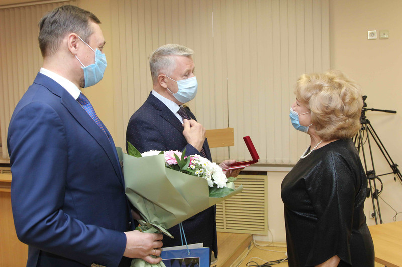 Откуда в них столько энергии? Медали «За материнские заслуги» получили из рук вице-мэра и спикера Думы две жительницы Каменска-Уральского