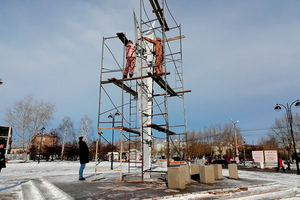 Недоволен, как облицовано и уложена плитка. Мэр Шмыков проверил территорию у ДК «Современник» в Каменске, где работы должны быть завершены Недоволен, как облицовано и уложена плитка. Мэр Шмыков проверил территорию у ДК «Современник» в Каменске, где работы должны быть завершены