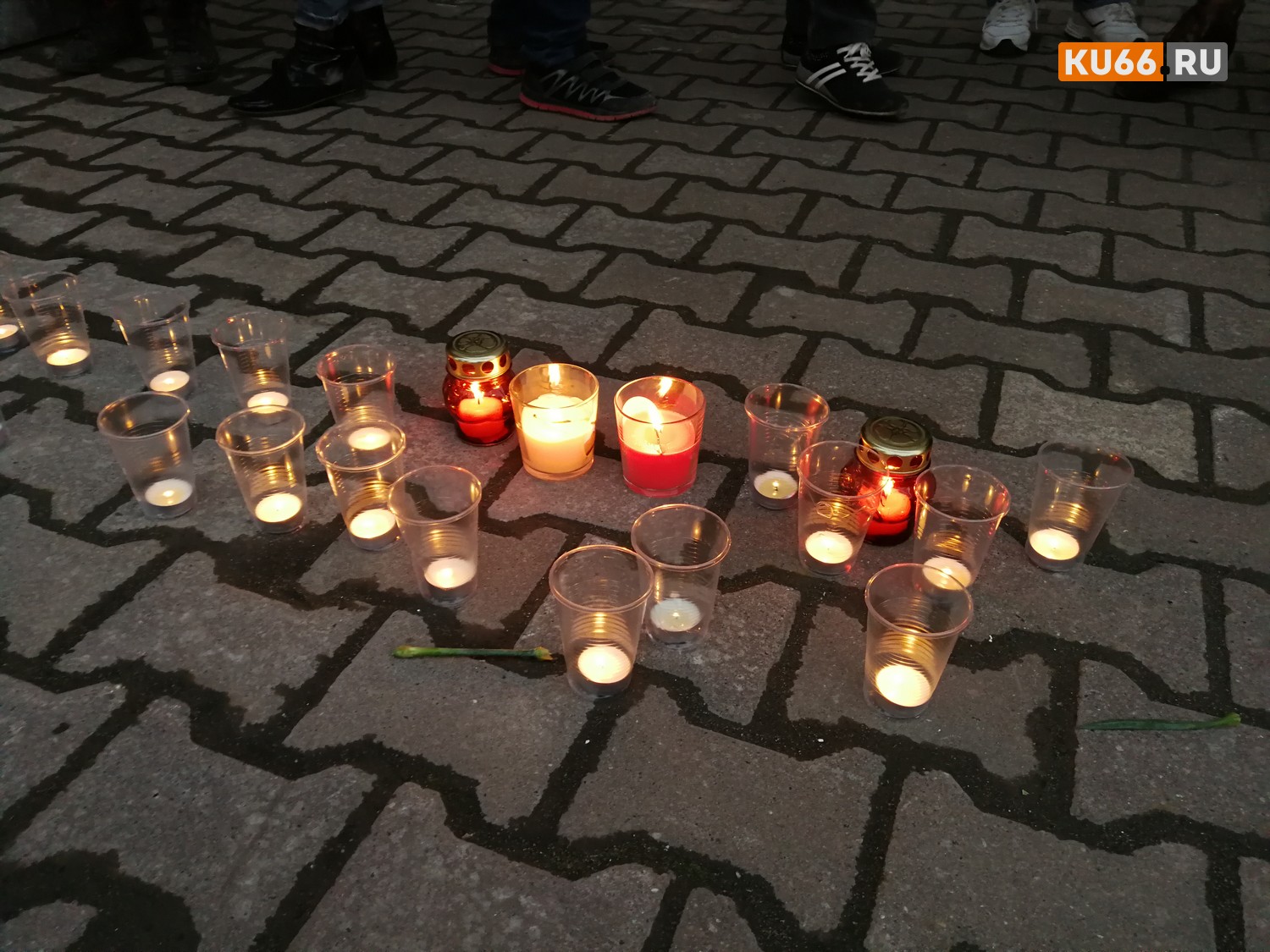 Перед двумя тысячами портретов ветеранов-фронтовиков в рамках акции «Помни меня» в Каменске-Уральском неравнодушные жители зажгли свечи Перед двумя тысячами портретов ветеранов-фронтовиков в рамках акции «Помни меня» в Каменске-Уральском неравнодушные жители зажгли свечи