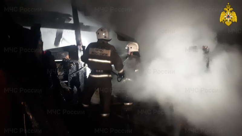 Накануне вечером в Каменске-Уральском сгорел частный жилой дом, легковушка и хозпостройки. ВИДЕО