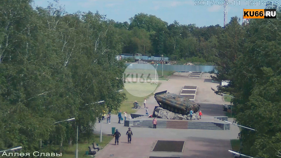 Полицейские в касках оцепили Аллею Славы в Каменске-Уральском: никого не пускают. Говорят, найдена подозрительная сумка...