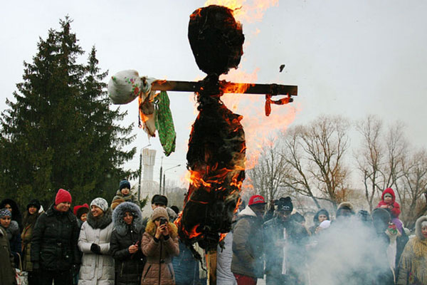 Гадать на воске, печь блины и жечь чучело: МЧС рассказало каменцам, как безопасно провести Масленицу | Свердловчанам рассказали, как безопасно провести Масленицу