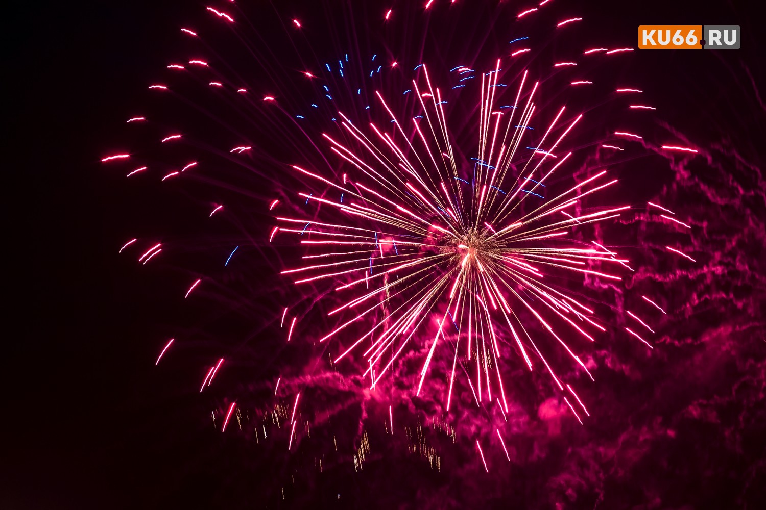 Все по расписанию: в 23.35 над Каменском-Уральским началась канонада праздничного фейерверка под патриотичную песню «Россия». Красиво!