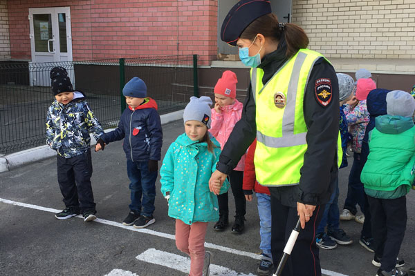 В рамках операции «Внимание - дети!» сотрудники ГИБДД напомнили дошкольникам о правилах безопасного перехода проезжей части