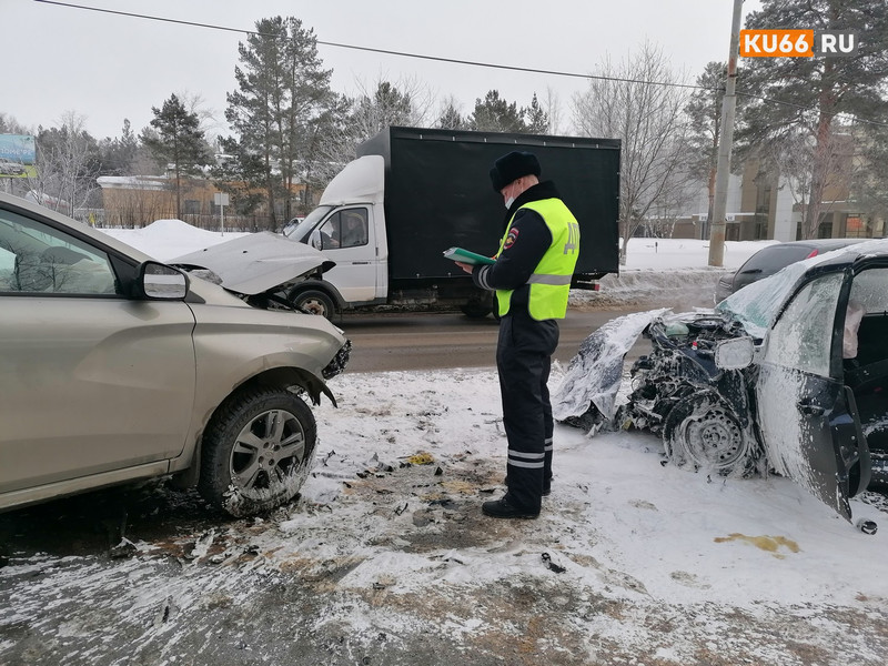 В Каменске-Уральском сотрудники ГИБДД устанавливают обстоятельства ДТП, в результате которого три человека получили травмы