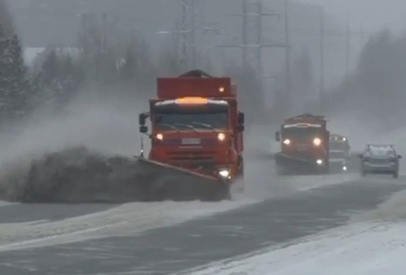 Сильный снегопад в Свердловской области: дорожники усиленно очищают трассы | Дорожники Свердловской области усиленно убирают снег после мощного снегопада