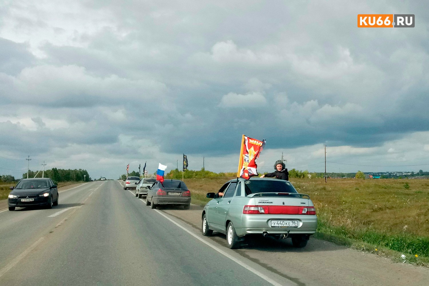 В День танкиста в Каменске замечена колонна из восьми автомашин с флагами Сухопутных войск - направилась в сторону Синарского района