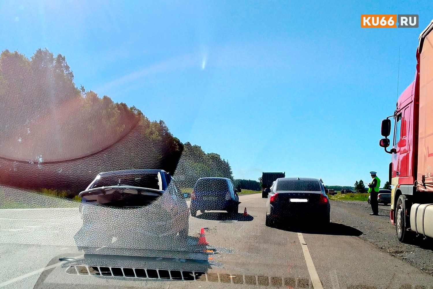 На трассе между Екатеринбургом и Каменском-Уральским столкнулись три автомобиля – один из водителей перепутал педали. Пострадала женщина