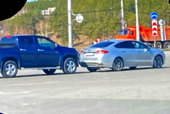 В Каменске-Уральском на кольце водитель иномарки протаранил легковушку. ВИДЕО В Каменске-Уральском на кольце водитель иномарки протаранил легковушку. ВИДЕО