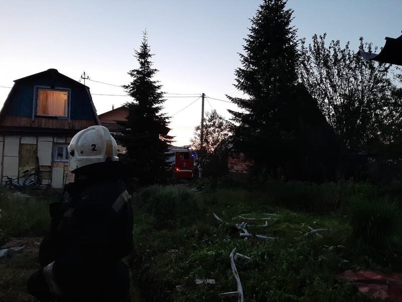 Рано утром в Каменске-Уральском сгорел садовый дом и кровля соседнего дома