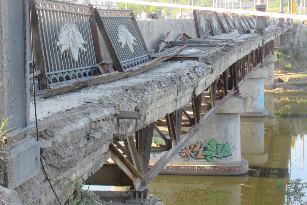 Ода пресс-службы мэрии Каменска-Уральского — подрядчику, ремонтирующему Байновский мост: «С семи утра на месте… движения выверены… опыт»