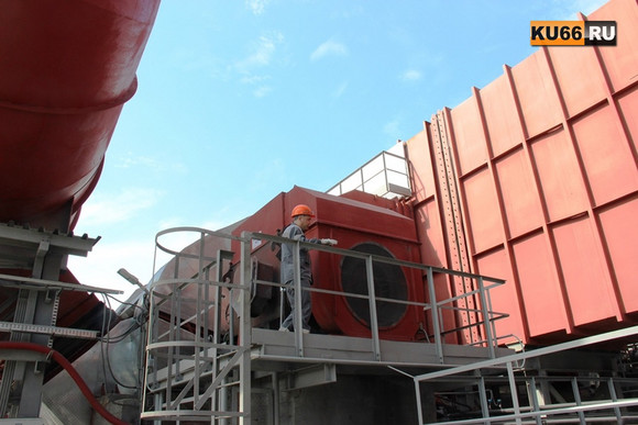 Эксклюзивная газоочистка — на предприятии Каменска. Мэр улыбается: «Все, что увидел, радует, печи не дымят, пыль в воздух не попадает»