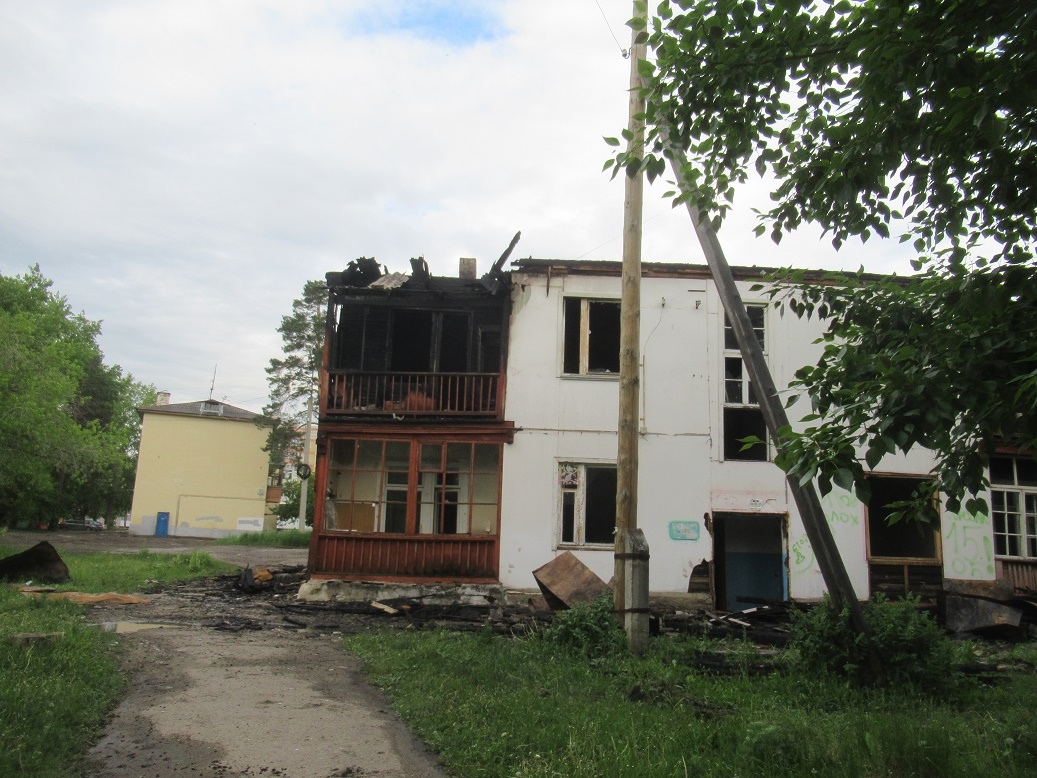 Сгоревший накануне на ул. Трубной в Каменске-Уральском дом власти собираются «вот-вот» сносить – говорят, постановление уже принято