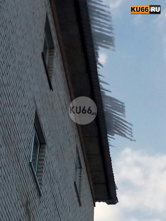 «Над тротуаром висят огромные глыбы льда и сосульки». Увидев это, житель Каменска-Уральского стал бить тревогу, желая упредить трагедию