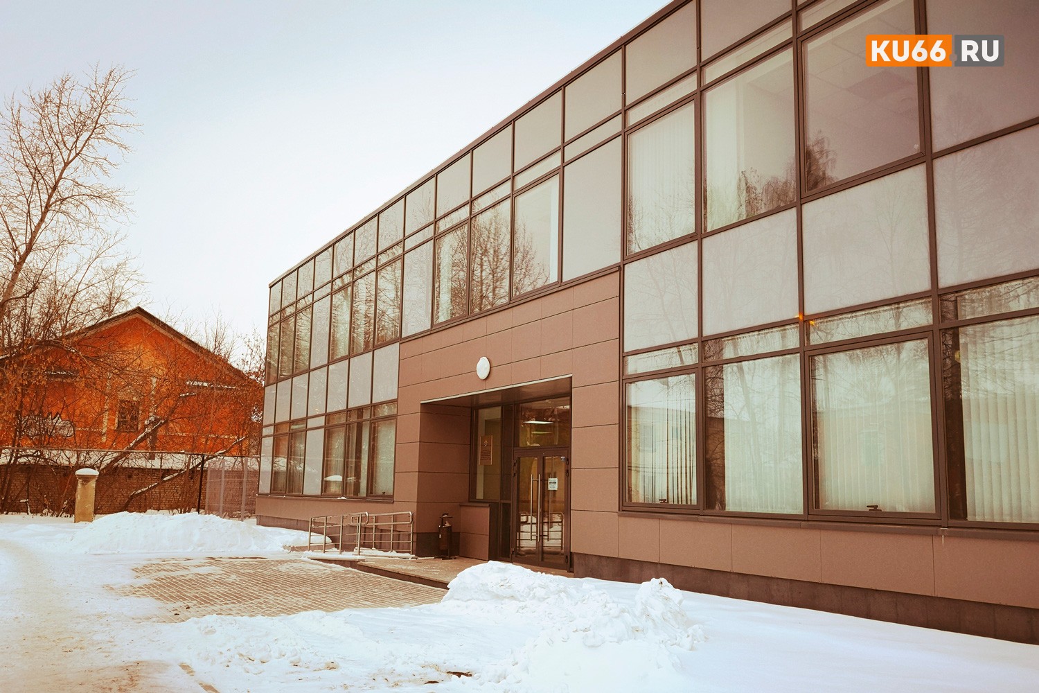 «Ударил дебошира головой о стену». Федеральная газета вспомнила историю якобы в Каменске-Уральском, рассказывая о новом законе в России