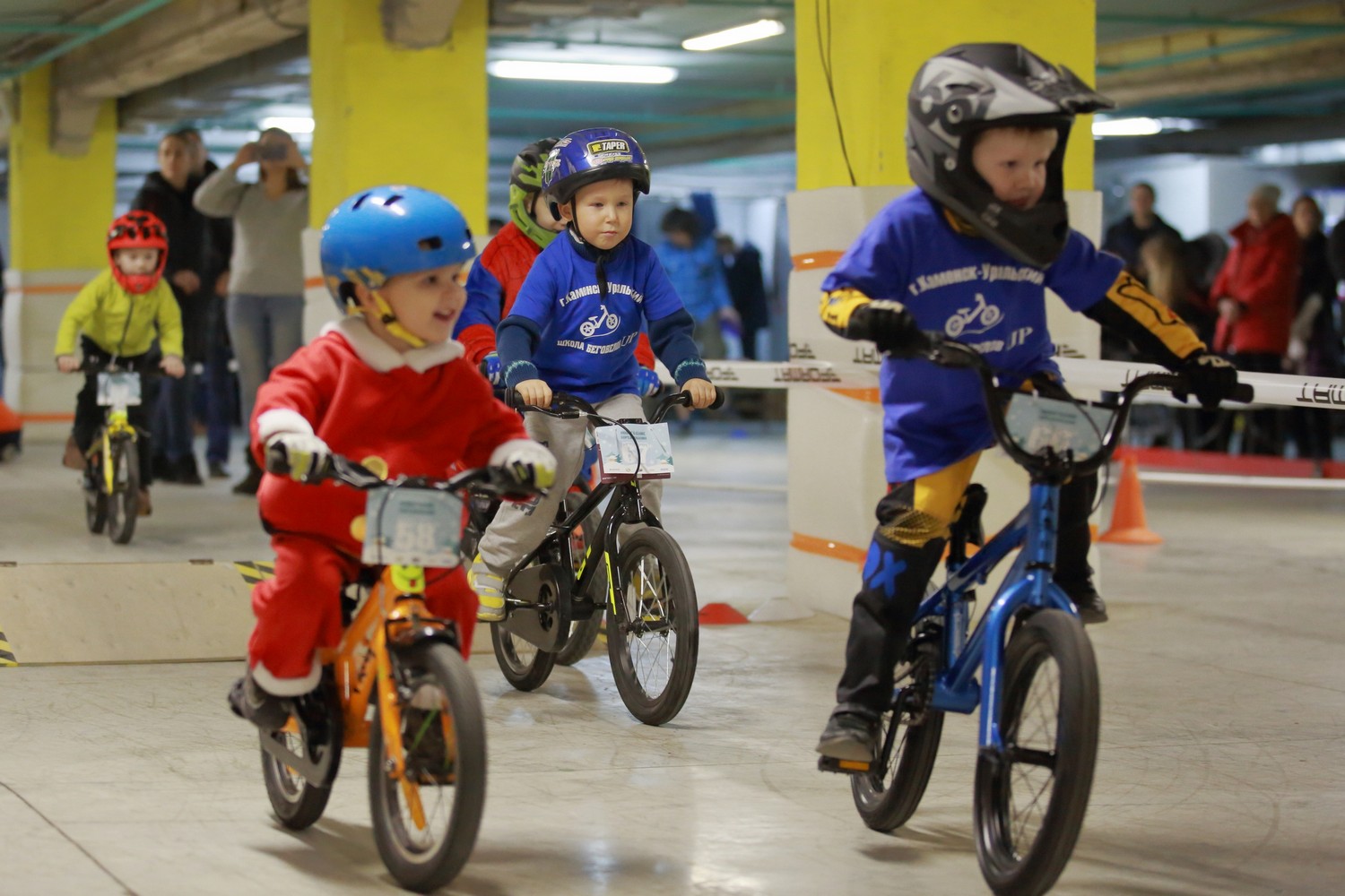 Борьба была нешуточной: дети из Каменска-Уральского блестяще погоняли на беговелах и велосипедах в столице Урала. Домой привезли медали!