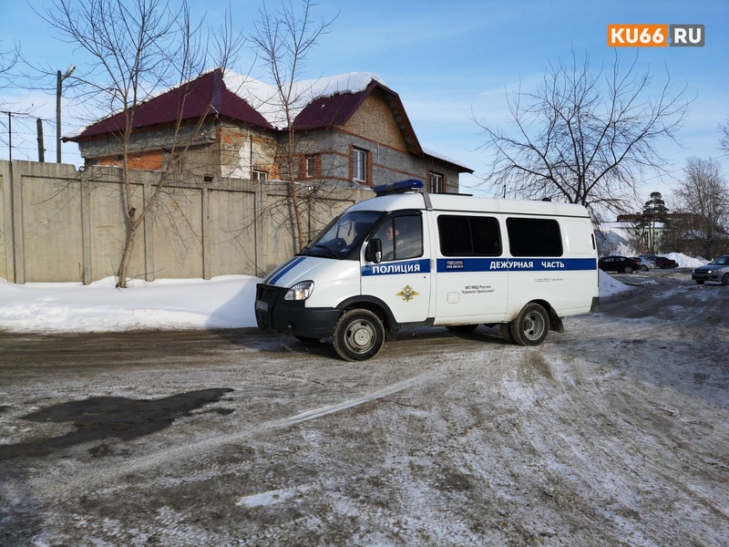 Не гнушаются ничем. Неизвестные вынесли канализационные трубы из подвала дома по ул. Белинского в Каменске. Восстановили за счет жителей