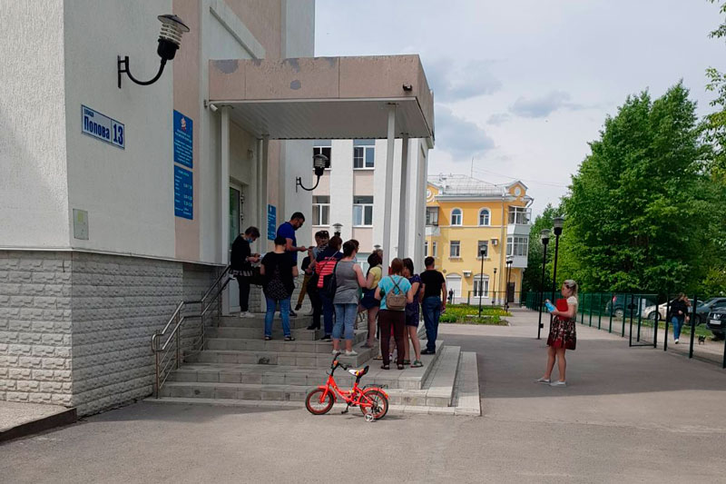 Столпотворение у Пенсионного фонда в Каменске-Уральском: мамочки с детьми без масок пришли и встали в очередь. За «путинскими» деньгами