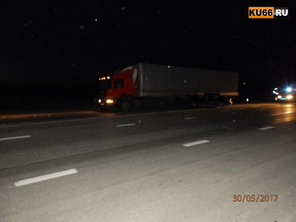 Ночная авария под Каменском-Уральским: легковушка, водитель которой нарушил правила, залетела под многотонный грузовик. Мужчина жив...