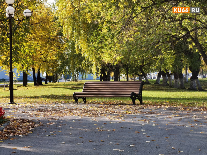 Красногорцам нужны урны, синарцам — лавочки. Коммунальщики — о том, как «оснащали» дворы многоквартирников элементами удобства