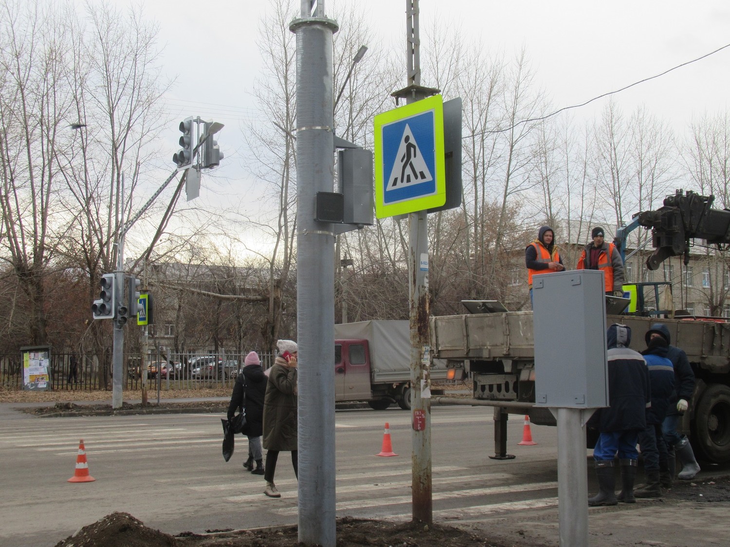 Еще на одном важном перекрестке в Каменске-Уральском стало безопаснее: здесь установили светофор и новые знаки за 3,5 миллиона рублей