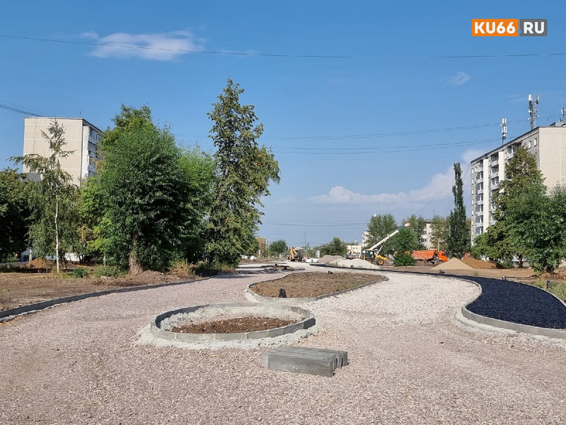 Из-за экономической ситуации ход работ по благоустройству по БПК затягивается. Что думают о новой аллее местные жители?