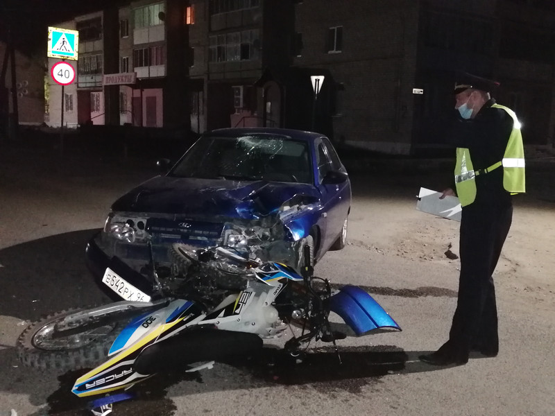 Байкера увезли в больницу — в ДТП он не виноват, но штрафы будет платить. Подробности вечернего столкновения под Каменском-Уральским Байкера увезли в больницу — в ДТП он не виноват, но штрафы будет платить. Подробности вечернего столкновения под Каменском-Уральским