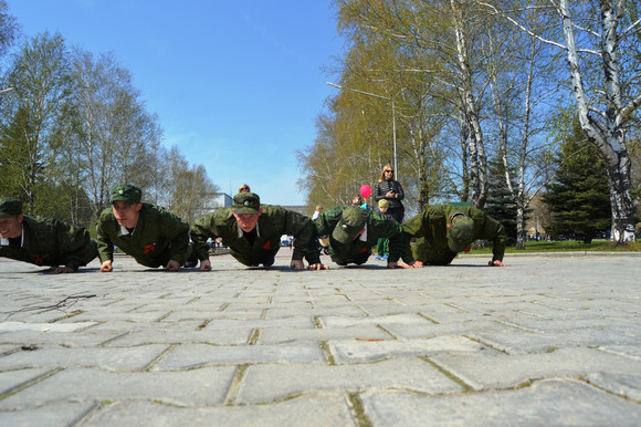 За каждый прожитый после войны день отжались жители Каменска-Уральского в День Победы — не ленились даже девушки и полуторагодовалые дети