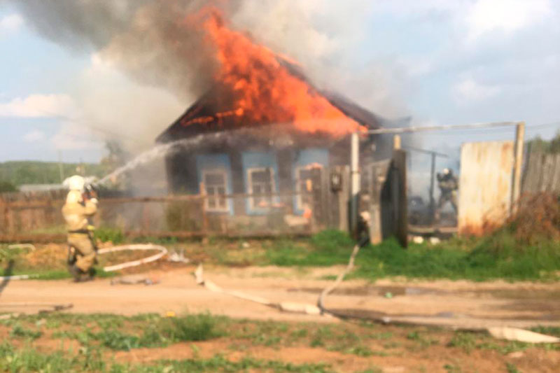 Один умер сразу, другой — в машине «скорой». Страшный пожар произошел в частном доме в деревне Брод под Каменском-Уральским