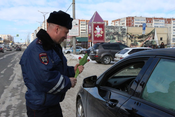 Выражение лица — от озадаченного, до счастливого. Сотрудники ГИБДД тормозили женщин-водителей: «Вы ничего не нарушили, с праздником!»