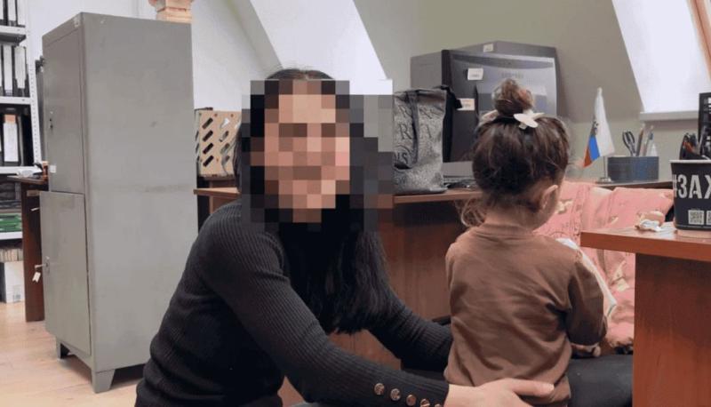 Судебные приставы в Екатеринбурге передали ребёнка матери — отец не исполнял решение суда | В Екатеринбурге приставы вернули двухлетнюю дочку матери