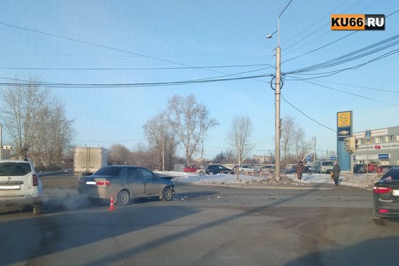 Немолодой лихач на ИЖе хотел проскочить на «красный» в Каменске-Уральском. Итог предсказуем: «железо» всмятку, протокол в ГИБДД. ФОТО, ВИДЕО