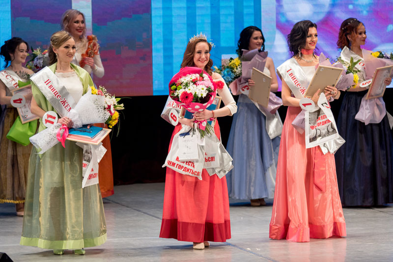 На сцене блистали 12 участниц, дефилировали легким шагом: на УАЗе в Каменске-Уральском прошел конкурс красоты «Жемчужина»