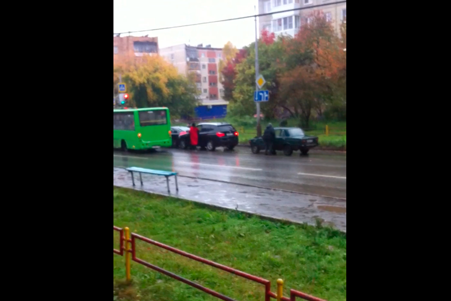 В Каменске-Уральском вазовская «классика» протаранила дорогой внедорожник. Как обычно, всему виной – несоблюдение дистанции...