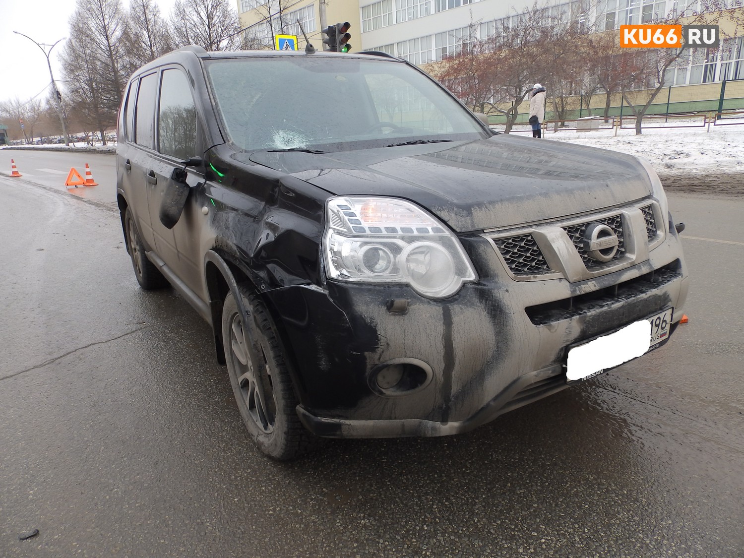 Пенсионер на Nissan X-Trail среди дня сбил мужчину на «зебре» по ул. Кадочникова в Каменске-Уральском. Пешехода срочно увезли в больницу