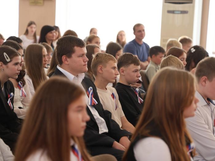 «Теперь вы полноправные граждане России»: 35 подростков Каменска получили первые паспорта | В Каменске 35 подростков получили первые паспорта накануне Дня Государственного флага