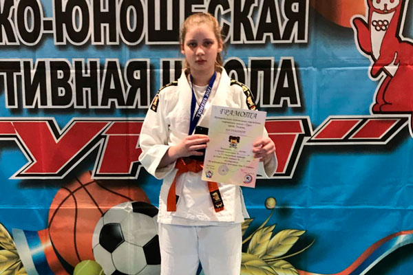 Юная дзюдоистка из Каменска-Уральского Софья Медведева на татами в Тюмени, куда съехались соперницы со всей России, не растерялась...