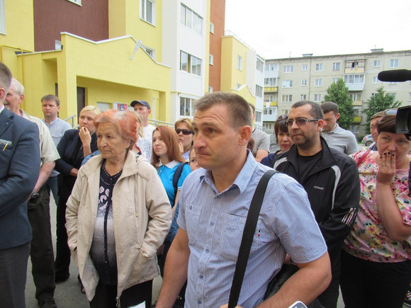 «Невеселая, прямо скажем, история». К жителям новостройки по ул. Нахимова в Каменске-Уральском, живущим с морем проблем, приехал мэр...