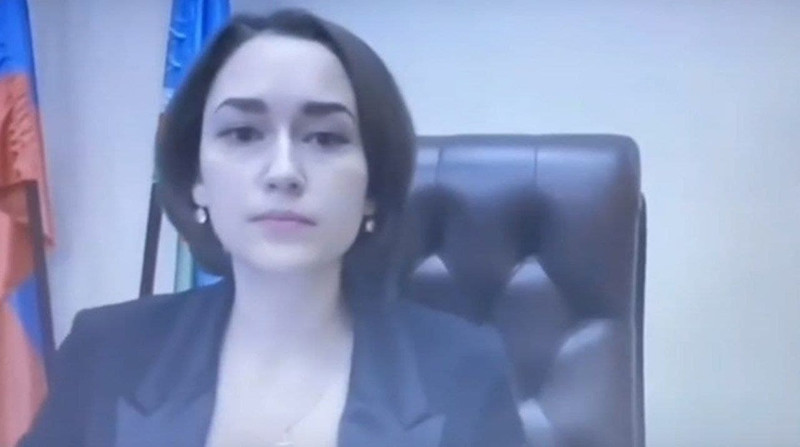 В Якутии депутат пожаловался на декольте министра, мешающее работать