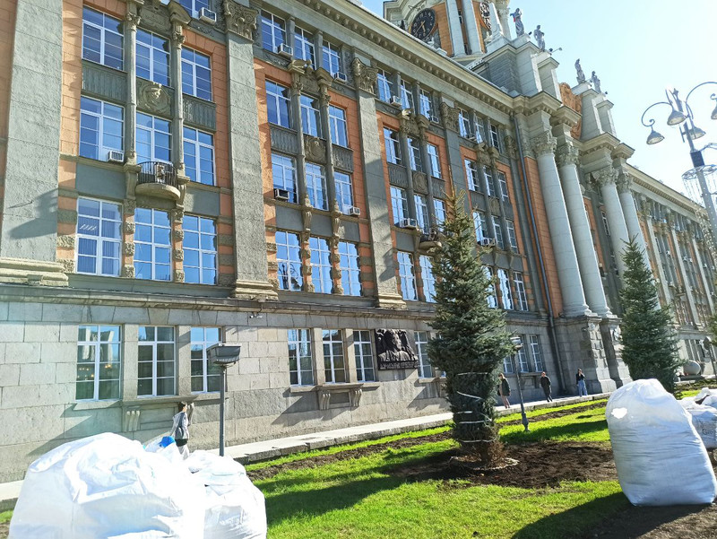 Признанному иноагентом Ройзману* установили барельеф в мэрии Екатеринбурга