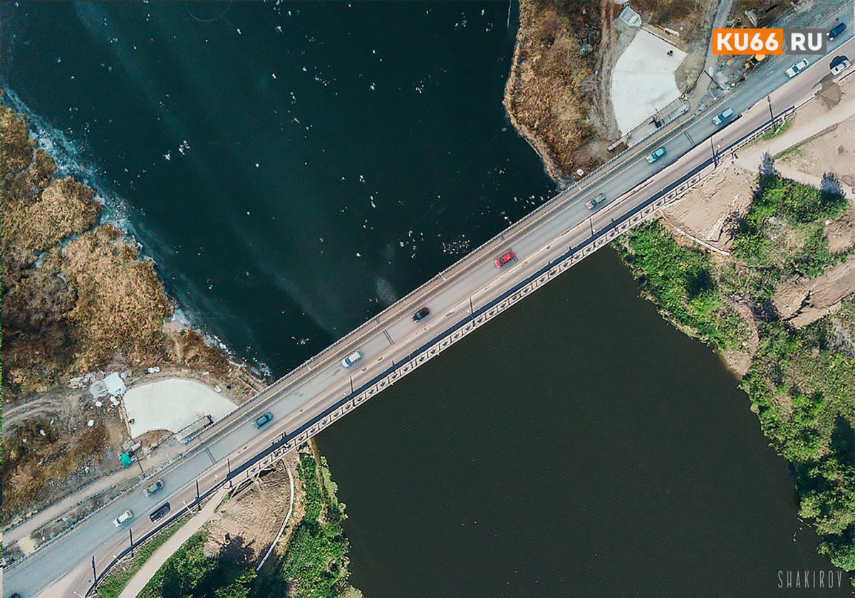 Хаос на спуске к Байновскому мосту в Каменске-Уральском: водители с Суворова просят запретить развороты и объезды | Жители Каменска-Уральского жалуются на хаос движения у Байновского моста по Суворова