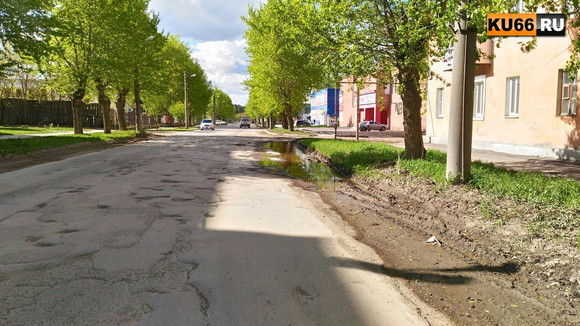 Чиновники решили спросить у населения, какую улицу надо ремонтировать в этом году в Каменске-Уральском — Мичурина или Парковую. ОПРОС