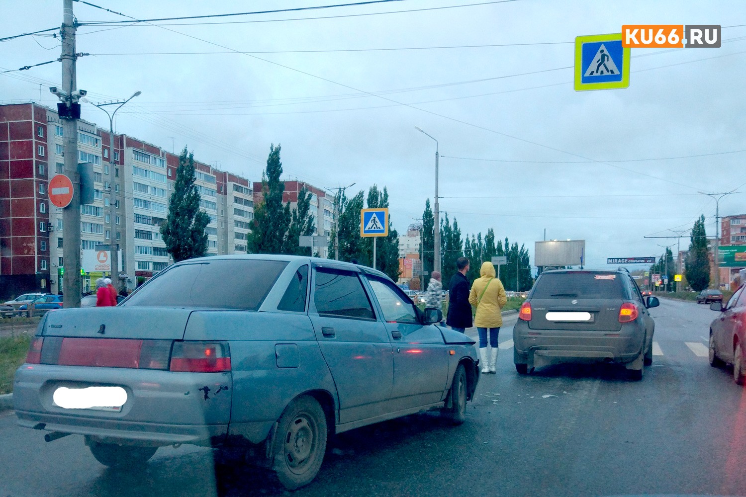 В Каменске-Уральском на перекрестке Суворова – Каменская «поцеловались» две легковушки. Как обычно, всему виной – невнимательность...